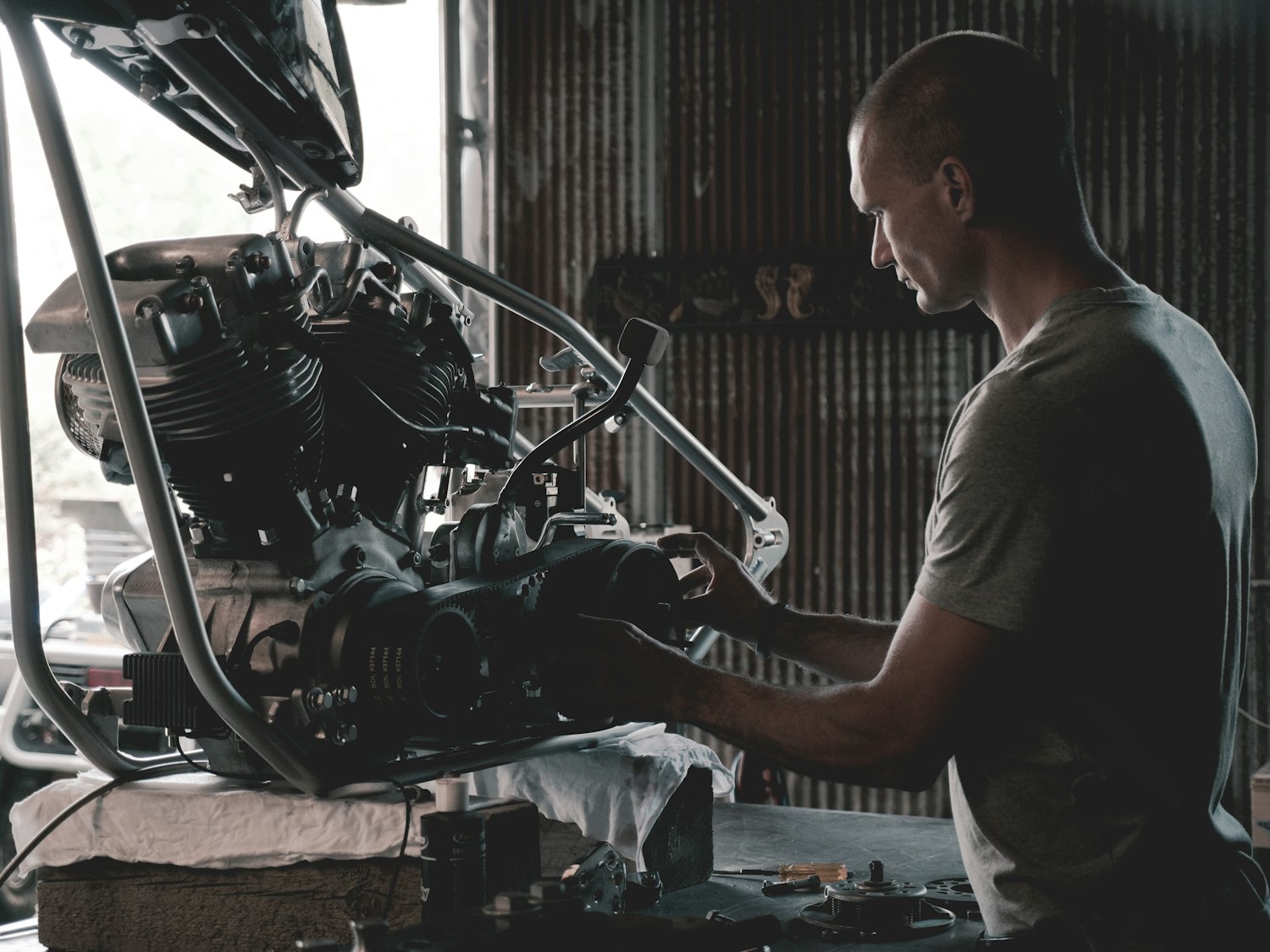 Monteur aan het werk aan een motorblok in de werkplaats